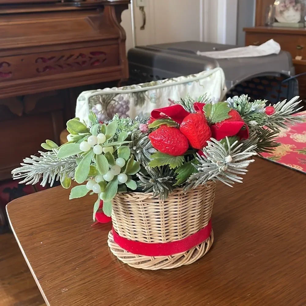 Vtg Christmas basket filled with greenery‎